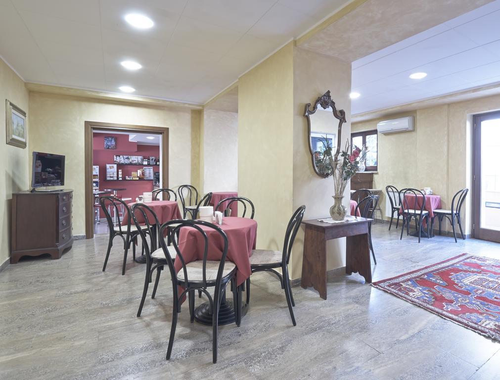 Hotel Valentini Inn フォリーニョ エクステリア 写真