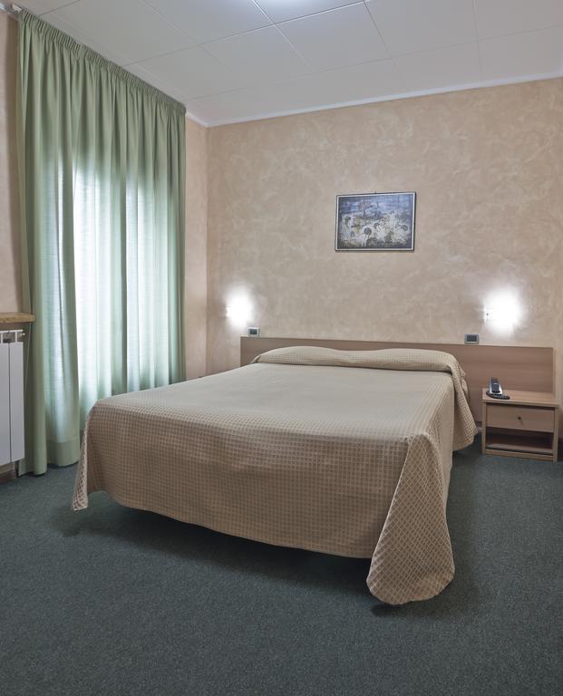 Hotel Valentini Inn フォリーニョ エクステリア 写真